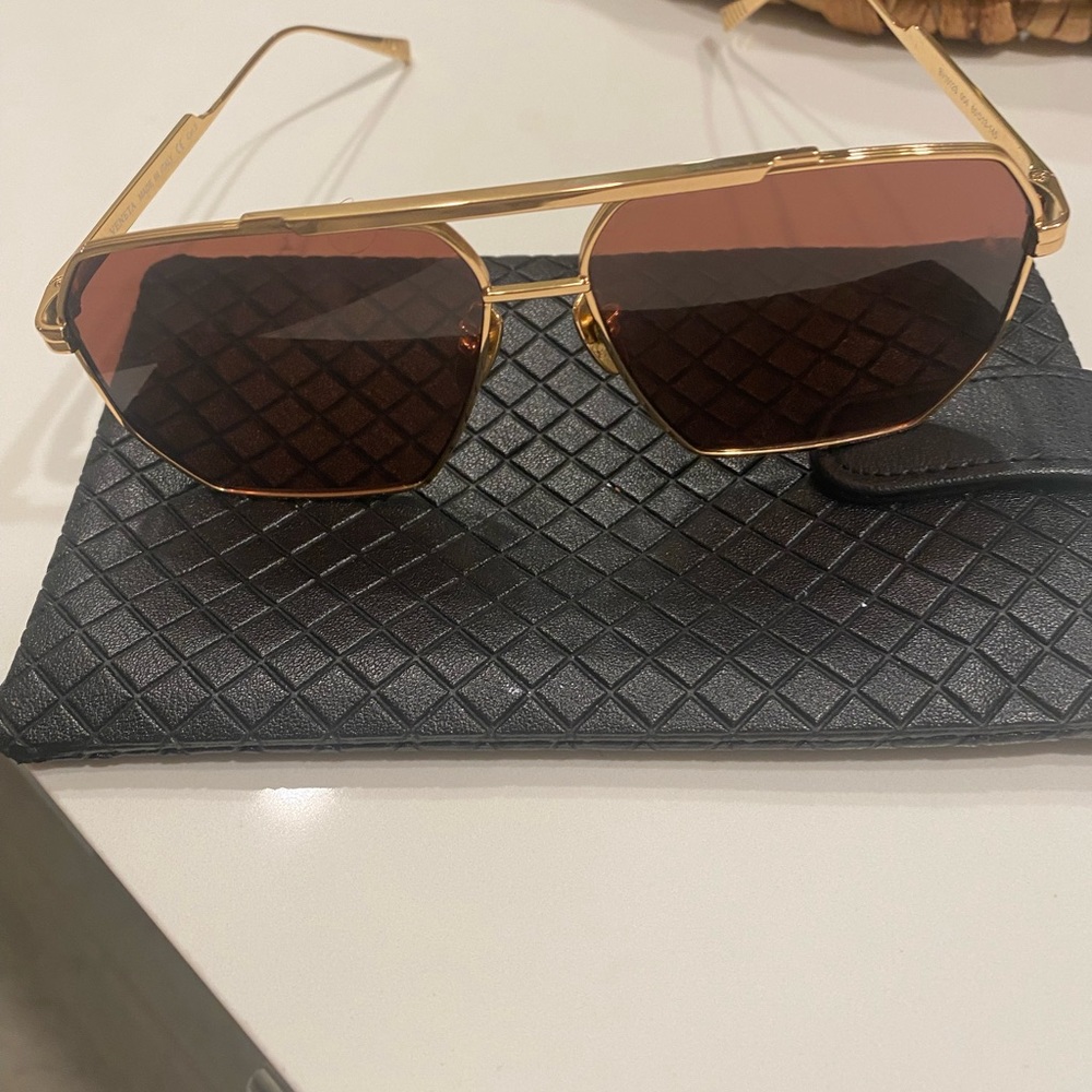 Perfect condition Bottega Véneta sunglasses.